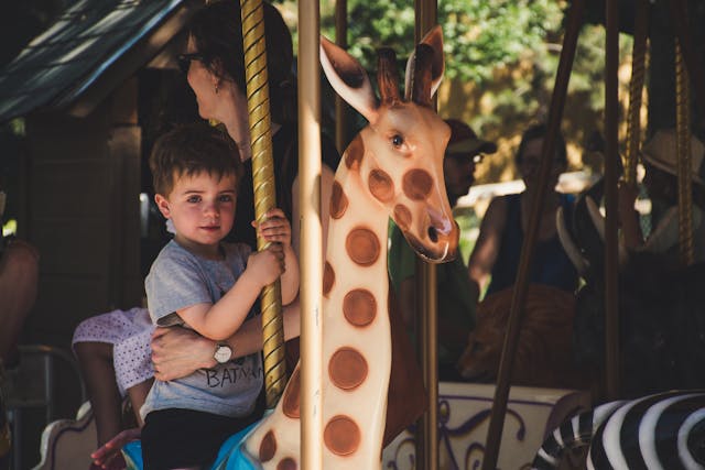 un enfant et sa maman qui font du manège, créer des souvenirs d'enfance