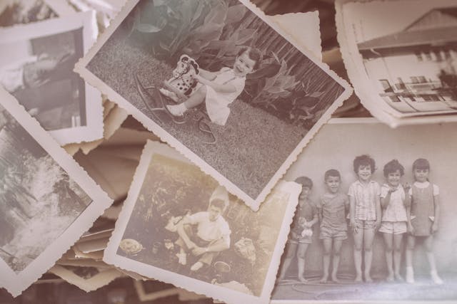 une pile de photos de famille