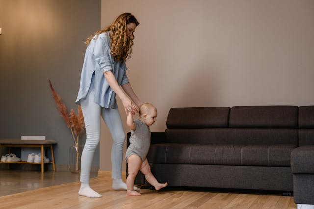 un enfant qui commence à marcher, une première fois, des instants de vie magique à garder dans un album personnalisé