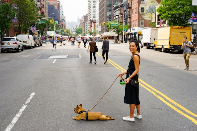 femme en vacances avec son chien, souvenirs, voyage